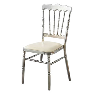 Chaises de mariage sans accoudoirs en plastique de bonne qualité en gros, empilables, chaises de salle à manger de mariage en métal doré de style Napoléon et tables à vendre - Product Image 2