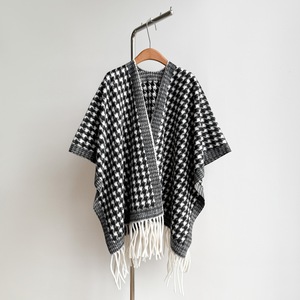 Écharpe-châle unisexe en <span class=keywords><strong>pied</strong></span>-<span class=keywords><strong>de</strong></span>-<span class=keywords><strong>poule</strong></span>, double face, épaisse, chaude, en fausse fourrure <span class=keywords><strong>de</strong></span> cachemire, <span class=keywords><strong>poncho</strong></span>-capa avec pompons pour l'hiver - Product Image 4