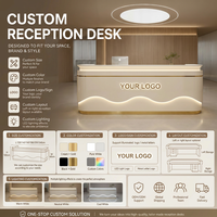 Bureau de réception moderne et minimaliste en crème avec éclairage LED, logo personnalisé pour salon de beauté, clinique esthétique, spa