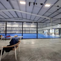 Terrain de padel conteneurisé optimisé en kit à faible coût d'expédition, structure modulaire, offre d'exportation B2B e-commerce
