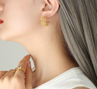 H0081 Boucles d'oreilles pendantes en acier inoxydable plaqué or 18 carats pour femme, motif treillis à petites perles dorées en forme de C, design de niche, tendance