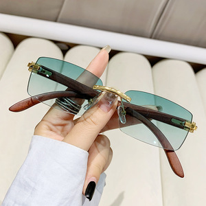 À la mode Marque De Luxe Conception Hommes Femmes Diamant Bord <span class=keywords><strong>Coupe</strong></span> Sans Monture <span class=keywords><strong>Carré</strong></span> Gradient Uv400 Bois Grain Lentille Rétro Lunettes De Soleil - Product Image 3