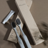 Ensemble d'articles de toilette personnalisés pour hôtel, boîte en papier kraft biodégradable, fournitures jetables de luxe pour les clients, brosse à dents jetable pour les hôtels