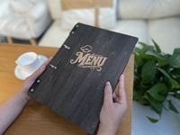 Porte-menu en bois contreplaqué personnalisé de luxe léger avec gravure artisanale et boucle en métal, relié en cuir, pour restaurant et bar