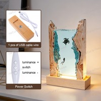 Lampe en résine artisanale tortue et plongeur, veilleuse océanique avec base en bois pour la décoration de la maison, de la chambre à coucher, du chevet et du bureau (vente en gros)