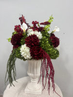 Centre de table de mariage rose poudré et bordeaux, arrangement de roses, d'anthuriums et d'hortensias avec pompon vert, décoration de table