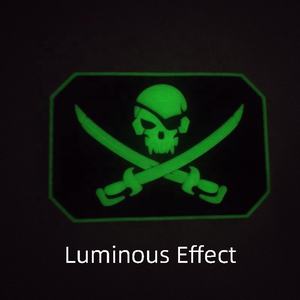 แผ่นแปะยางพีวีซีแบบนิ่มรูปหัวกะโหลก 3 มิติ ใบมีดคู่ เป็นมิตรกับสิ่งแวดล้อม พร้อมตะขอเกี่ยว  โลโก้สั่งทำได้สำหรับเสื้อผ้า - Product Image 4