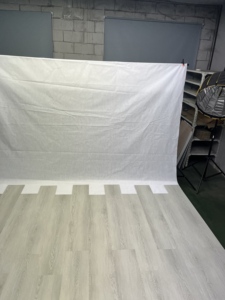 Suelo Vinílico SPC Gris Roble con Relieve Ligero de Alta Calidad, Diseño Moderno para Interiores, Resistente al Agua, Diseño Gráfico - Product Image 4