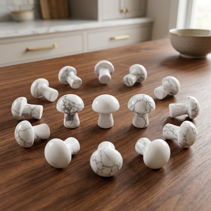 Pendentif en pierre naturelle howlite en forme de petit champignon, sculpté à la main, breloques de guérison en cristal - Vente en gros de pendentifs en pierres précieuses authentiques pour la maison - Product Image 1