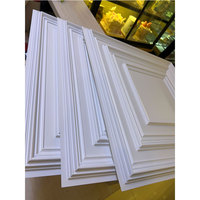 Plafond suspendu en PVC moderne à bas prix, dalles de plafond carrées, panneaux muraux décoratifs/autocollants, résistants au feu et à l'humidité