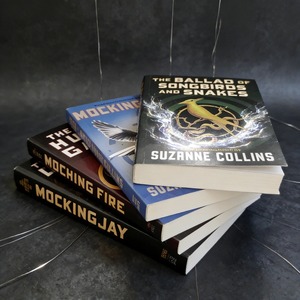 Los Juegos del Hambre: <span class=keywords><strong>Serie</strong></span> Completa de 4 Libros |   Colección de obras maestras distópicas icónicas de Suzanne Collins - Product Image 1