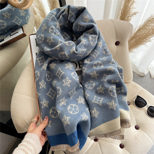 Sciarpa Vintage da Donna con Stampa Monogramma, Effetto Cashmere, Reversibile con Nappe, per Tutte le Stagioni, Taglia Grande, Mantella Elegante - Product Image 2