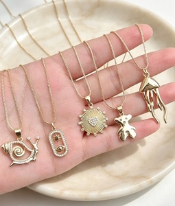 Collares de verano con dijes metálicos de caracol, oso, corazón y medusa para mujer - Product Image 1