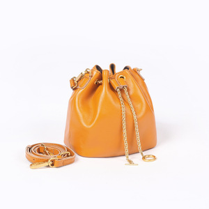 Nouvelle mode <span class=keywords><strong>Sac</strong></span> seau élégant Pochette de couleur unie <span class=keywords><strong>Sac</strong></span> <span class=keywords><strong>à</strong></span> <span class=keywords><strong>main</strong></span> en cuir avec cordon de serrage et chaîne - Product Image 4