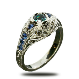Anello Floreale Traforato Vintage per Donne con Accenti in Vetro Colorato, Accessorio per Dita - Product Image 5