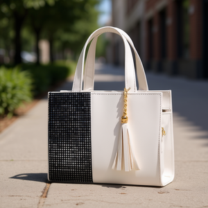 Sac bandoulière vintage Pretty Dora en similicuir blanc avec fermeture éclair et pompon, pour une utilisation quotidienne toute saison - Product Image 2