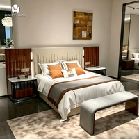 Lit en cuir de style italien de luxe, placage de bois naturel de qualité supérieure et tête de lit rembourrée, meubles de chambre personnalisables