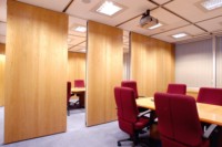 Cloison insonorisée mobile et pliable moderne avec cadre en aluminium pour salles de conférence et écoles