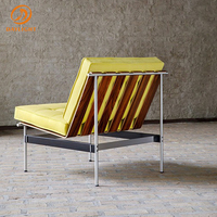 Fauteuil lounge capitonné en cuir vert sarcelle de style Mid-Century Modern avec structure en métal chromé élégant, fauteuil d'appoint minimaliste pour une vie de luxe