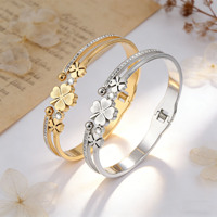 Pengiriman Cepat Hadiah Pesta Desain Bunga Clover Anti-Korosi Baja Tahan Karat 316L Berlapis Emas 18K Gelang Klasik Unisex Zirkonia
