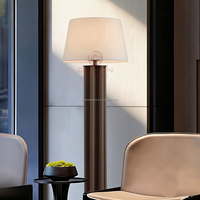 Lampadaire LED moderne avec base E27, corps en acier, lumière blanc chaud pour la maison, le jardin, le lieu de travail - Design chic pour salon et chambre