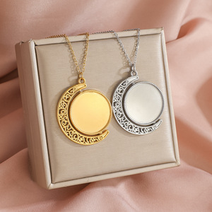 Pendentif lune en acier inoxydable plaqué PVD, personnalisable avec gravure de nom, logo, photo, pour gravure personnalisée en couple. - Product Image 2