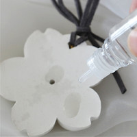 Diffuseur d'huiles essentielles en céramique parfumée en forme de fleur pour voiture, à suspendre, vente en gros