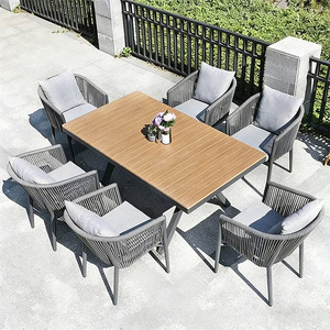 Ensemble <span class=keywords><strong>de</strong></span> table et <span class=keywords><strong>de</strong></span> chaises <span class=keywords><strong>de</strong></span> patio d'hôtel <span class=keywords><strong>de</strong></span> luxe, personnalisable en matière et en taille, en corde tressée, imperméable et résistant au soleil - Product Image 1
