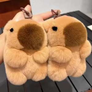 Porte-clés Peluche Capybara Doux et Moelleux avec Pompons en Fourrure de Lapin, Breloque de Sac de Luxe - Product Image 6