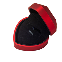 Boîte à bague exquise en forme de cœur rouge éblouissant, intérieur en velours, lumière LED, bijoux facettés, cadeau scintillant, gemme polie, cadeau pour femme