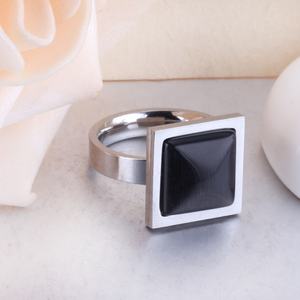 Bagues en acier inoxydable personnalisables en gros, plaquées or 18 carats, étanches, décontractées, avec pierres précieuses noires carrées - Product Image 3