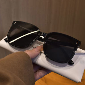 Lunettes de soleil carrées surdimensionnées de luxe, colorées, vintage, à monture intégrale, en PC, unisexe, protection UV400, design sportif et tendance, pour l'extérieur - Product Image 3