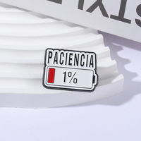 Pin Bros Enamel Baterai Lemah PACIENCIA Spanyol 1% Baterai Lemah Bros untuk Ransel, Kerah, Perhiasan Fashion, Hadiah untuk Teman