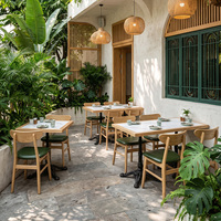 Table et chaises en bois massif pour restaurant thaïlandais, grain de bois naturel, texture rustique, crée une ambiance d'Asie du Sud-Est