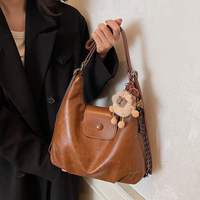 Sac en PU souple grande capacité, sac à bandoulière décontracté avec pendentif de poupée en option