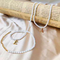 Collier pour femme EManco Chic, délicat, minimaliste, avec initiale, imitation perle, chaîne à maillons, acier inoxydable, couleur or, pour les fêtes