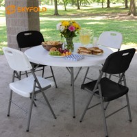 Ensemble assorti : Tables hautes en plastique blanc et chaises pliantes en métal noir