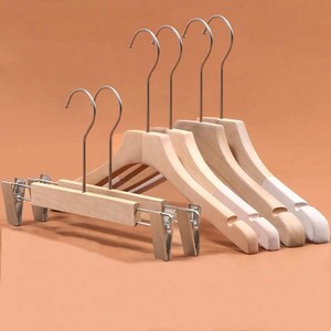 Meilleure vente évaluée <span class=keywords><strong>pas</strong></span> <span class=keywords><strong>cher</strong></span> fournisseur de supermarché <span class=keywords><strong>en</strong></span> gros populaire antidérapant cranté costume de placard cintres <span class=keywords><strong>en</strong></span> bois pour mariage - Product Image 1