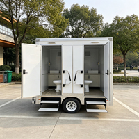 Remorque WC mobile à double poste en panneaux polymères durables avec murs intérieurs sans joint pour les sites d'équitation et les journées de camping