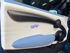 La <span class=keywords><strong>BMW</strong></span> Mini a mis à niveau ses panneaux de porte, ses panneaux d'instruments, ses housses de siège et son intérieur au style <span class=keywords><strong>Alcantara</strong></span> bleu personnalisé. - Product Image 5