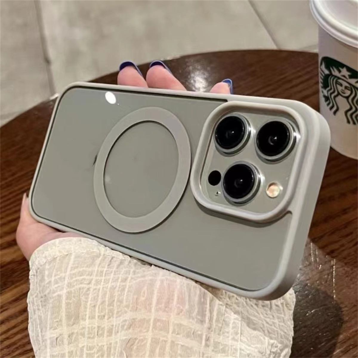 สีเทาเข้ม