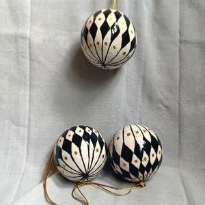 Adorno Navideño de Papel Maché Hecho a Mano, Bola Negra con Puntos Blancos y Dorados, Decoración Colgante de Estilo Tradicional, Adorno Festivo Artesanal - Product Image 1