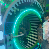 Parc de jeux intérieur pour enfants avec éclairage rotatif, garde-main électrique et accessoire de tonneau de tumbling à roulettes rotatives