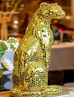 Sculpture de léopard sur pied en mosaïque de miroir argenté grandeur nature, faite à la main, statue animale brillante en miroir pour une présentation moderne et luxueuse sur le sol