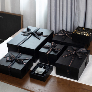 Boîte cadeau noire texturée de qualité supérieure pour la fête des mères, avec structure rigide rainurée et ruban en satin personnalisé pour offrir à maman lors des fêtes - Product Image 1