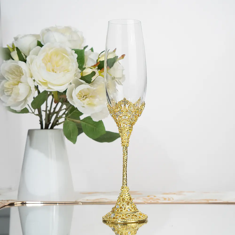 Bunga timbul berlian logam Aluminium Aloi batang tinggi gelas anggur bermanik sampanye kaca dengan emas Rim