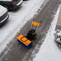 Machine de déneigement hivernal avec brosse rotative large en nylon pour le déneigement des entrées d'usines et d'entrepôts