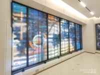 Écran d'affichage LED transparent intérieur personnalisé P3.91 pour espaces commerciaux et cloisons de bureau Écran LED transparent