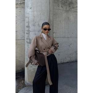 Chaqueta Acolchada de Satén para Mujer, Estilo Letterman, Color Beige, con Botones al Frente, Logotipo Personalizado Bordado, Técnicas de Poliéster, para Otoño y Primavera - Product Image 3