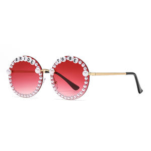 Gafas de sol Bride To Be Pearl para mujer, montura redonda de metal, protección UV400, tipo 3, lentes de PC, color negro Z842 - Product Image 3